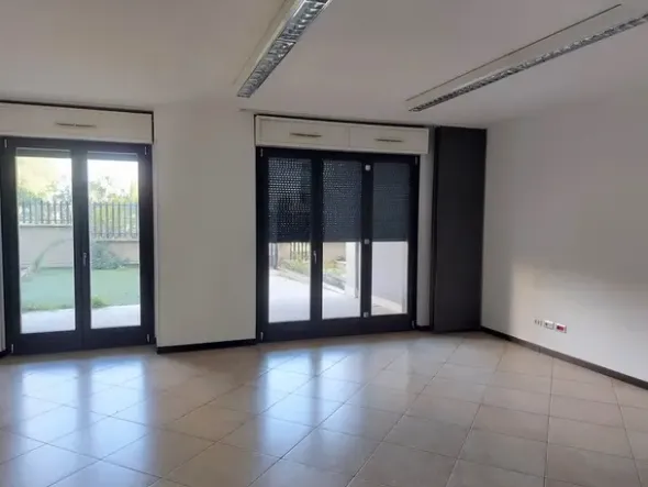 #18944 Due uffici in complesso residenziale con piscina