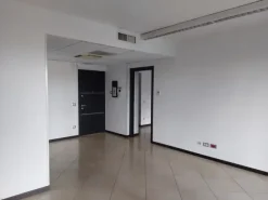 #18944 Due uffici in complesso residenziale con piscina