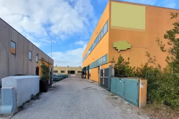 #19982 Edificio artigianale con cortile e celle frigorifere