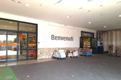 #24098 Edificio commerciale con parcheggio privato