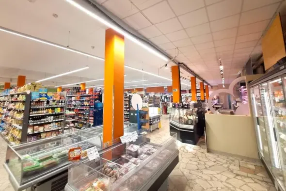 #24098 Edificio commerciale con parcheggio privato