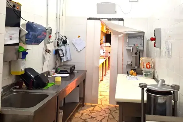 #24098 Edificio commerciale con parcheggio privato