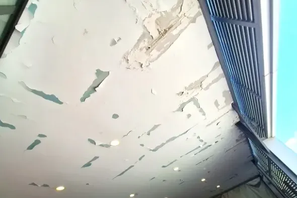 #24098 Edificio commerciale con parcheggio privato