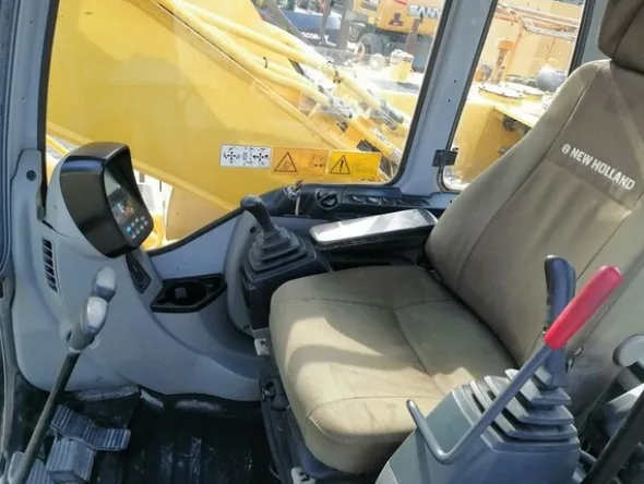 3#5567 Escavatore cingolato New Holland E 245 B