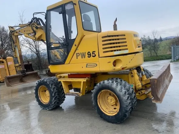 8#6189 Escavatore gommato Komatsu