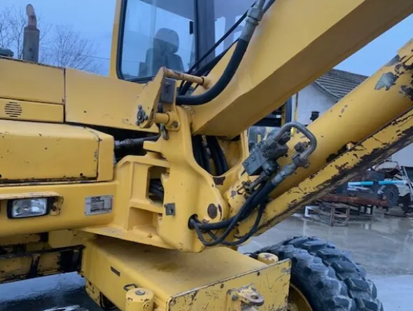 8#6189 Escavatore gommato Komatsu
