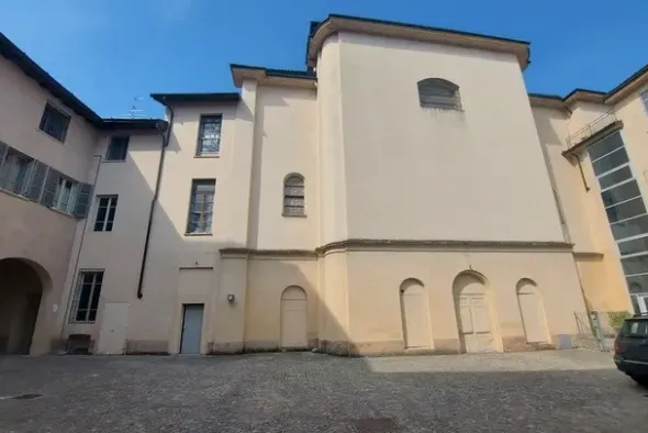 #13921 Ex teatro da ristrutturare in complesso storico