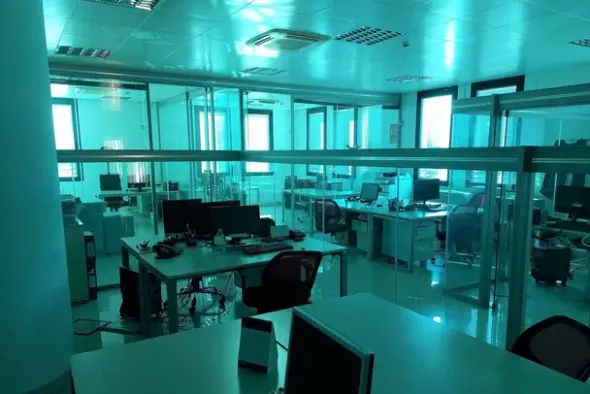 #20780 Fabbricato direzionale con cortile privato