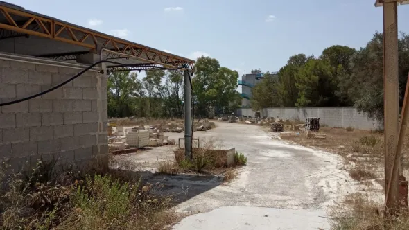 FABBRICATO + TETTOIE + PIAZZALE + TERRENO
