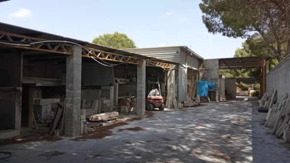 FABBRICATO + TETTOIE + PIAZZALE + TERRENO