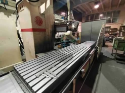 Fresatrice Huron corse asse X 2.500 - Y 1.000 - Z 1.000