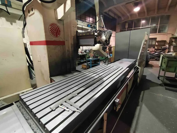 Fresatrice Huron corse asse X 2.500 - Y 1.000 - Z 1.000