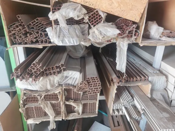 1#7942 Giacenza di magazzino materiali per infissi