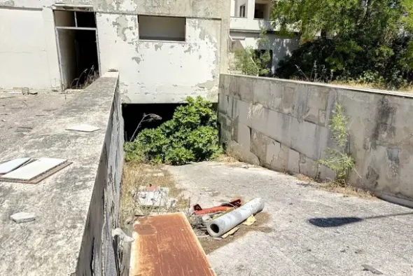 #24196 Hotel con pertinenze da ristrutturare e bonificare