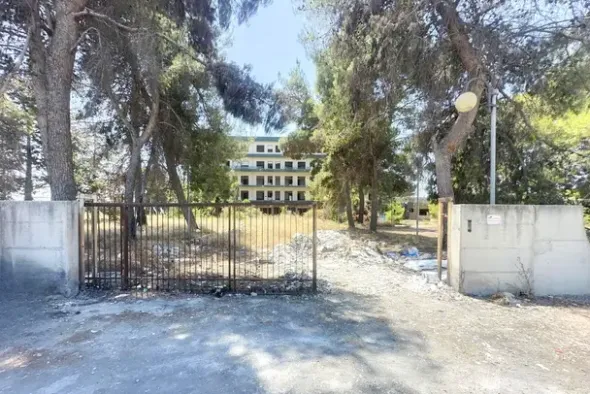 #24196 Hotel con pertinenze da ristrutturare e bonificare