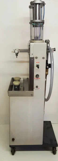 Imbottigliatrice pneumatica a due teste.