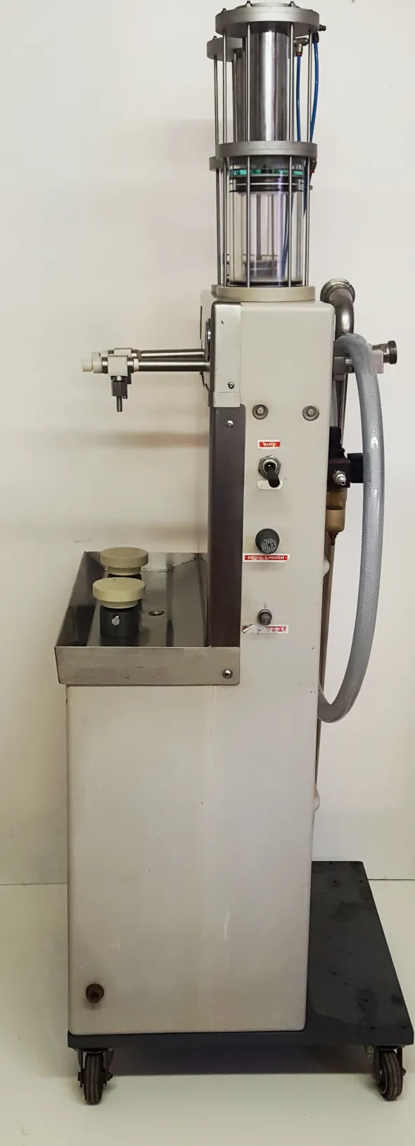 Imbottigliatrice pneumatica a due teste.