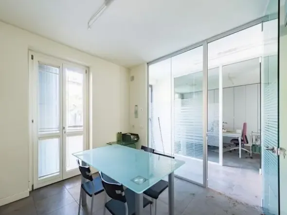 #14709 Immobile direzionale con giardino e piscina