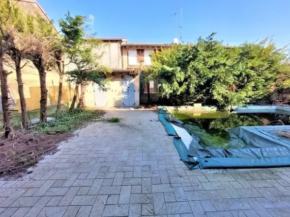 #14709 Immobile direzionale con giardino e piscina