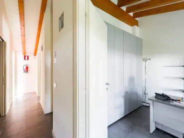 #14709 Immobile direzionale con giardino e piscina