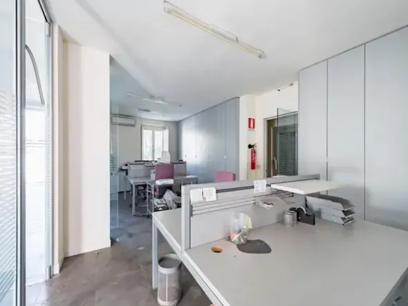#14709 Immobile direzionale con giardino e piscina