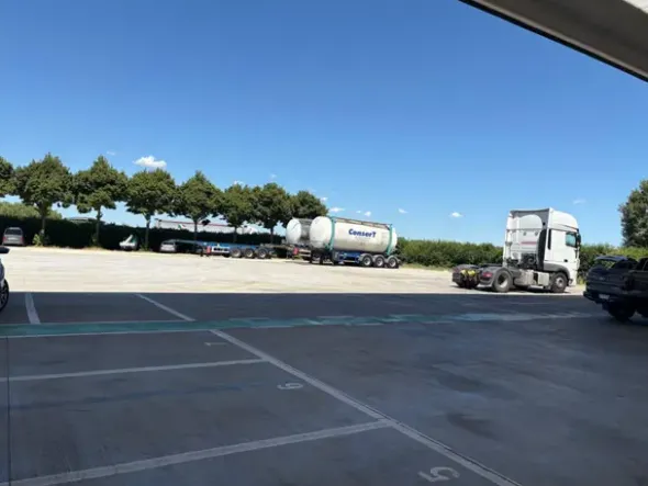 #2537098 Immobile polifunzionale fronte autostrada – Ottimo stato e alta redditività In vendita – Compendio immobiliare ad alta visibilità in posizione strategica