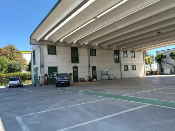 #2537098 Immobile polifunzionale fronte autostrada – Ottimo stato e alta redditività In vendita – Compendio immobiliare ad alta visibilità in posizione strategica