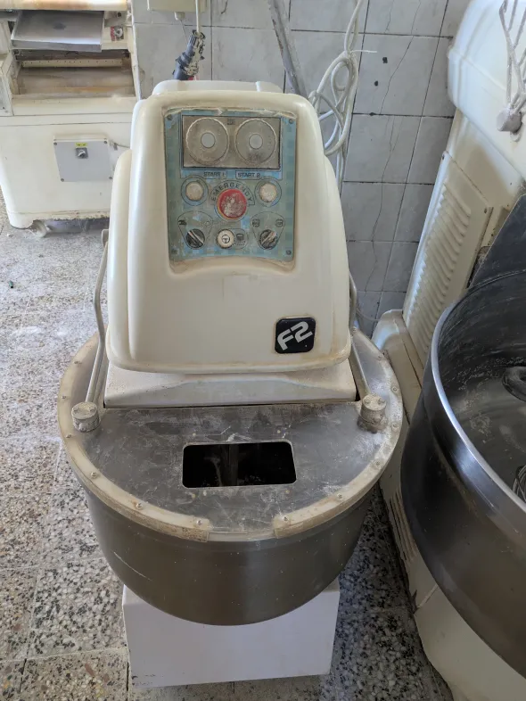 Impastatrice a spirale automatica a vasca fissa