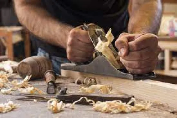 Impiallaciature e tavoledi legno massello