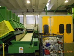 Impianto di trattamento contenitori post-consumo di plastica con recupero di resina termoplastica