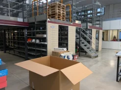 Impianto scaffalature metalliche con soppalco