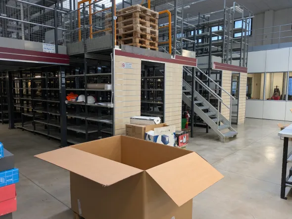 Impianto scaffalature metalliche con soppalco