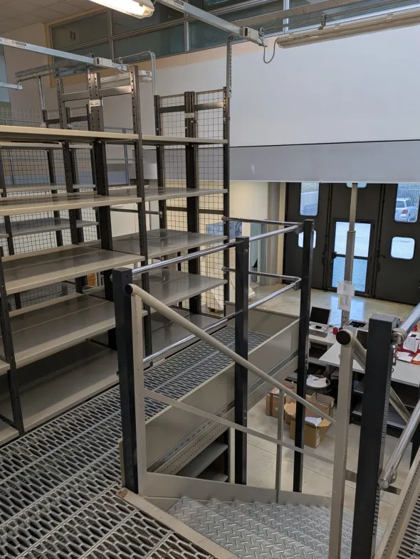 Impianto scaffalature metalliche con soppalco