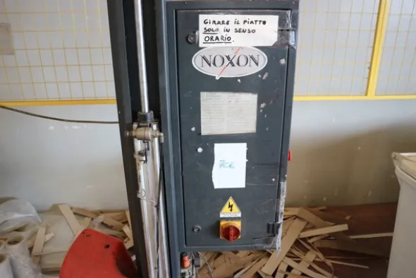 83#5528 Incellofanatrice Noxon e reggiatrici