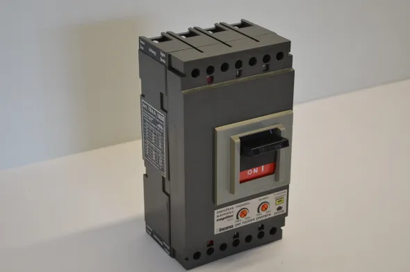 Interruttore Bticino mod. Megatiker 250 art. 7314 A/100
