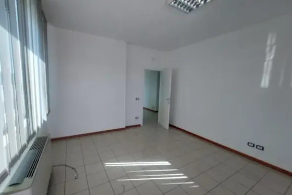 #25748 In vendita o locazione commerciale ufficio al sesto piano con posto auto scoperto