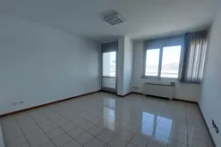 #25748 In vendita o locazione commerciale ufficio al sesto piano con posto auto scoperto