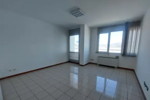 #25748 In vendita o locazione commerciale ufficio al sesto piano con posto auto scoperto