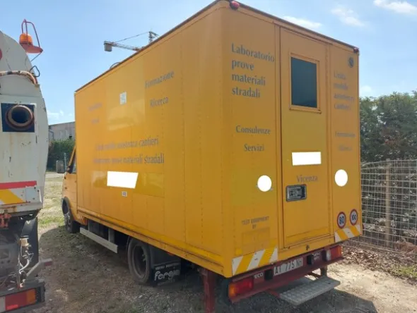 9#7780 Laboratorio mobile Iveco 49E12