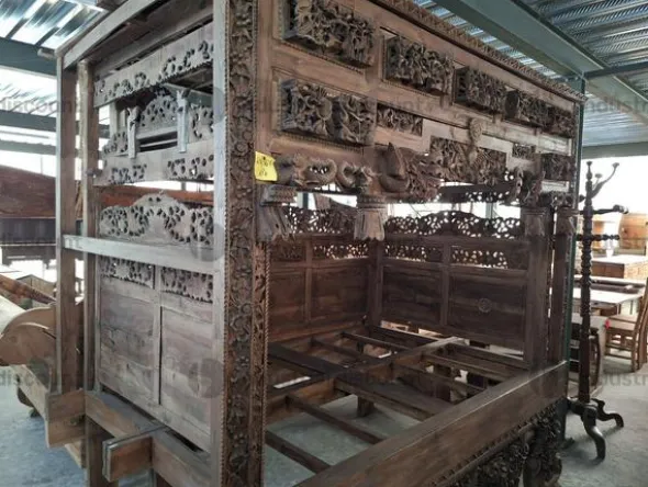 10#9425 Letto baldacchino e Tavolo