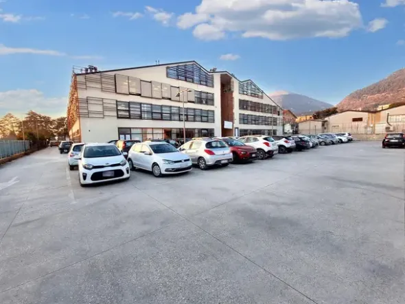#22970 Locale commerciale con due garage