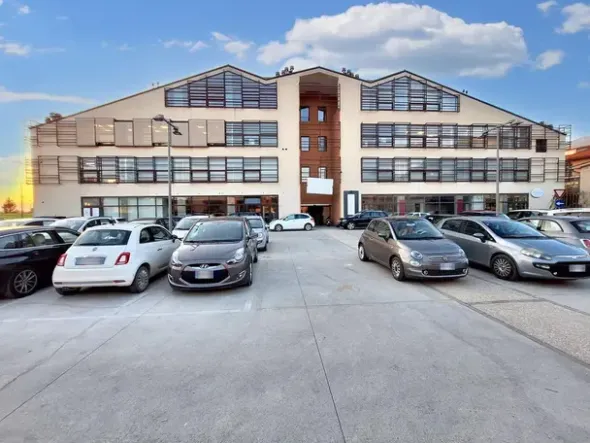 #22970 Locale commerciale con due garage