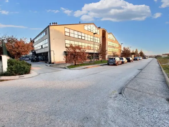 #22970 Locale commerciale con due garage