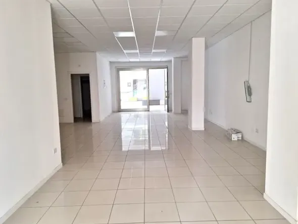 #22973 Locale commerciale con garage (sub 43)