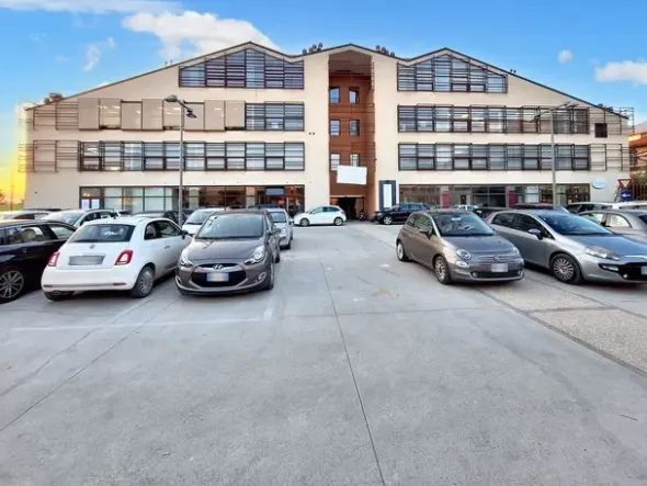 #22973 Locale commerciale con garage (sub 43)
