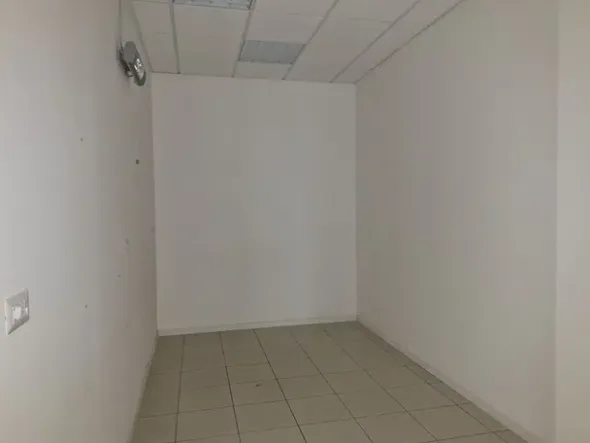 #22973 Locale commerciale con garage (sub 43)