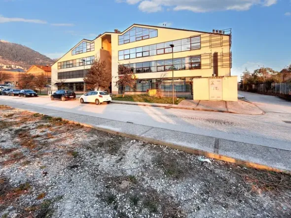 #22982 Locale commerciale con garage (sub 79)