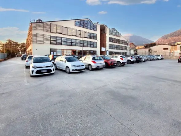 #22982 Locale commerciale con garage (sub 79)