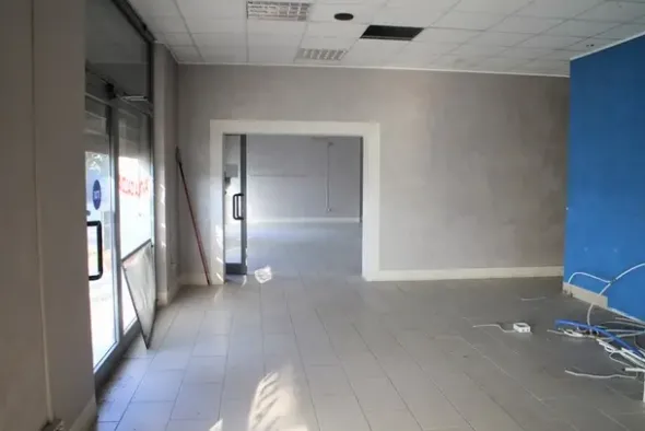 #11751 Locale commerciale con zona ristoro al piano terra