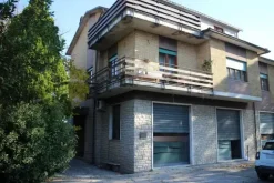 #11751 Locale commerciale con zona ristoro al piano terra